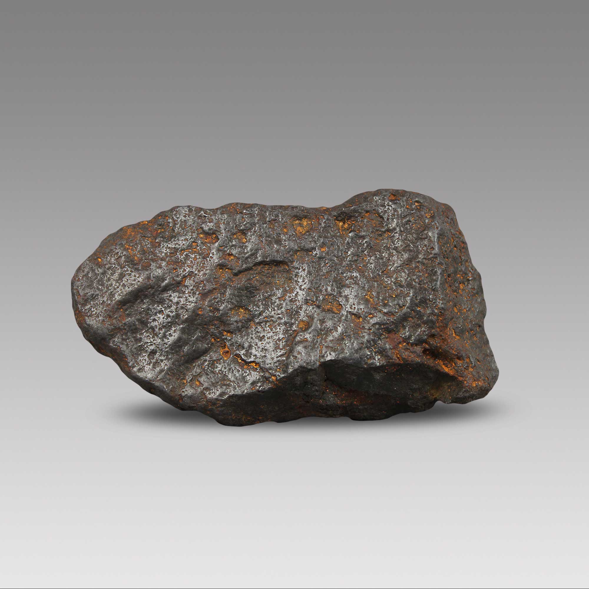 铁陨石是原始未分化的陨石,含有极其丰富并且复杂的结构成分,自古