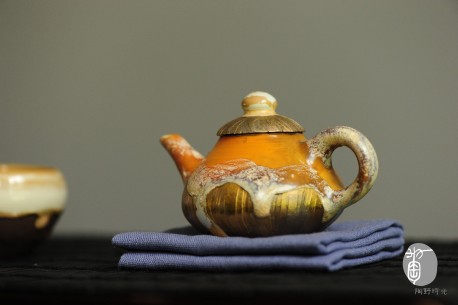 金彩刻纹茶壶