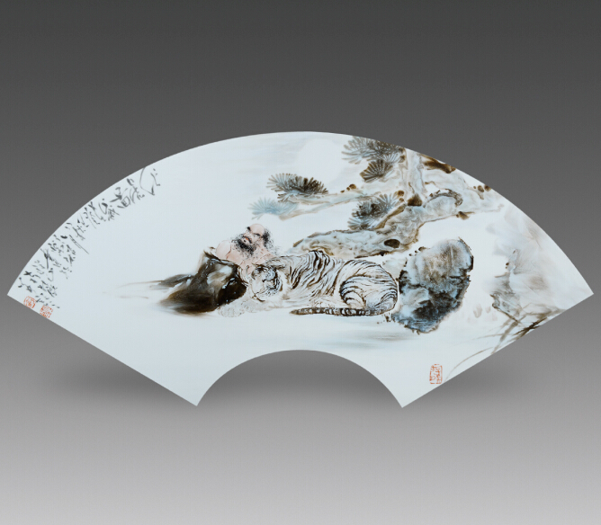 俞瑞林-3尺6粉彩《伏虎图》扇形瓷板 109×54cm 