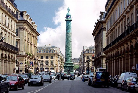 旺多姆广场中央的纪念柱曾几经更迭