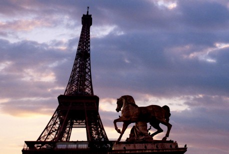 埃菲尔铁塔被巴黎人民爱称为“云中牧女”
