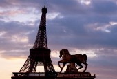 埃菲尔铁塔被巴黎人民爱称为“云中牧女”