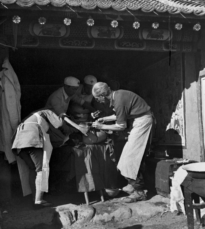 白求恩大夫在黄土岭战斗前沿，1939年