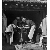 白求恩大夫在黄土岭战斗前沿，1939年