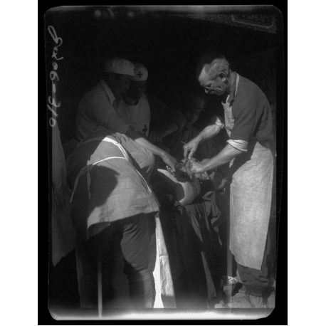 白求恩在前线孙家庄小庙给伤员做手术，1939年