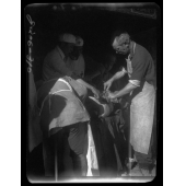白求恩在前线孙家庄小庙给伤员做手术，1939年