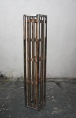 不锈钢笼子里的木笼子 不锈钢，木头 140x25x25cm 