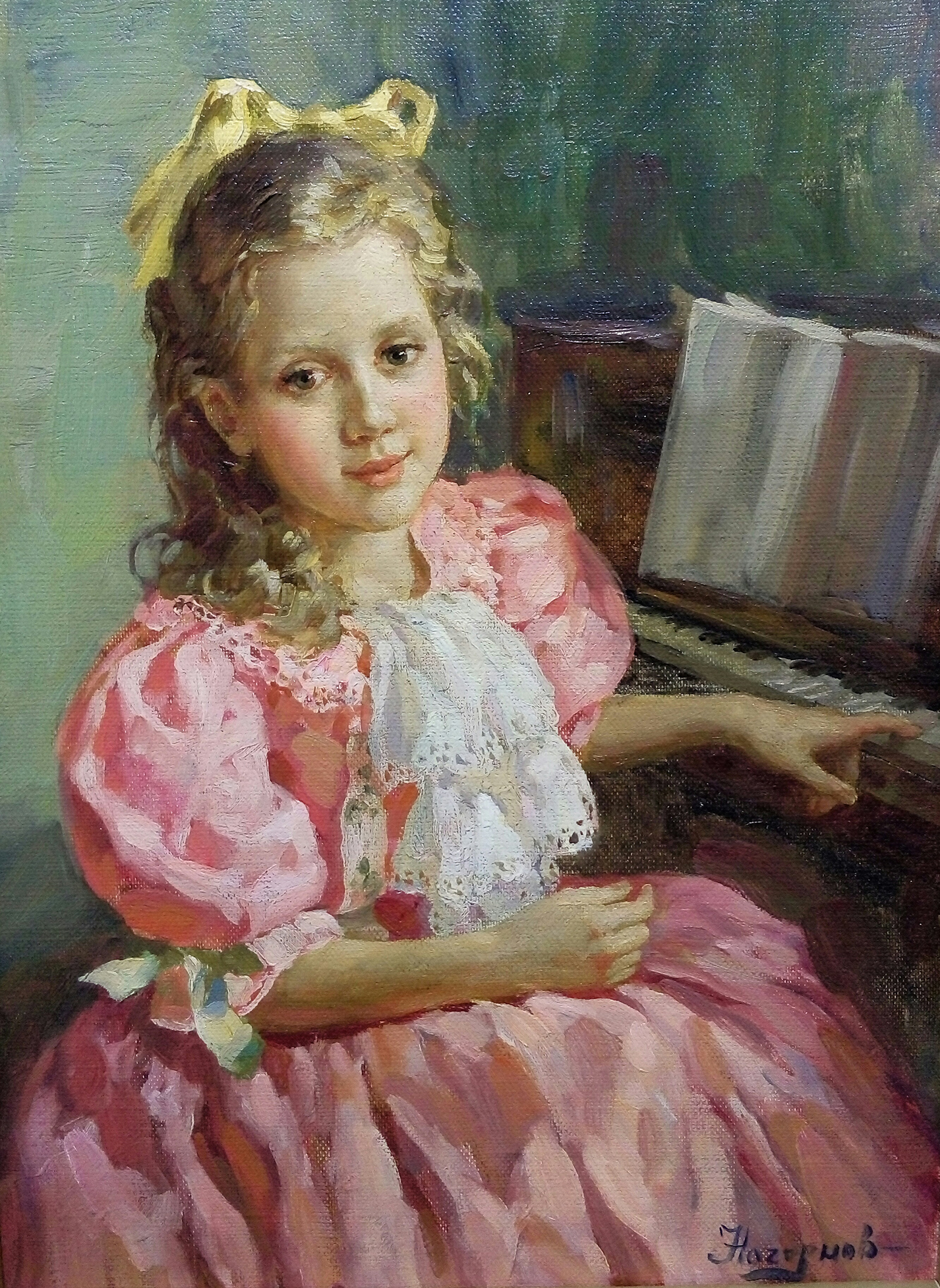 坐在钢琴前的小女孩