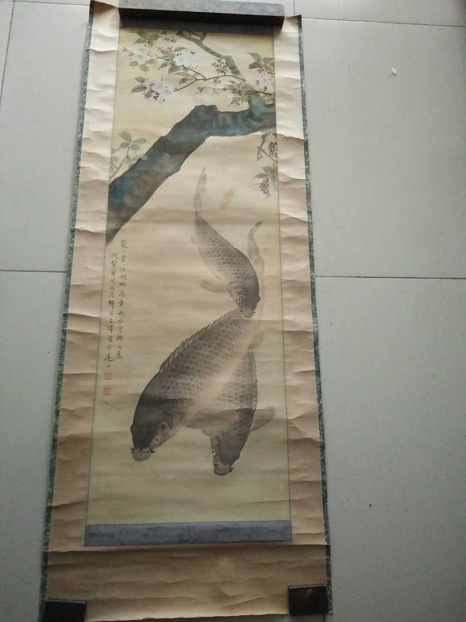 王师子 民国江苏句容 国画教授 松下鱼条幅，尺寸97-33cm