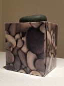 李维伊 对的石头 2017 卵石，纸盒 11.5×10.5×9.5cm