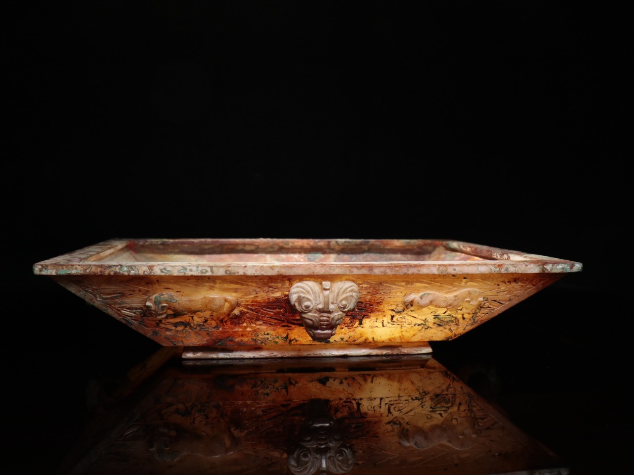旧藏，高古战汉玉雕螭龙纹兽面器皿摆件