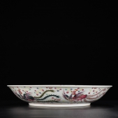 大清雍正年制款 粉彩描金海水九龙纹盘。