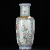 大清雍正年制款 蓝地粉彩描金云福缠枝莲开窗花鸟棒槌瓶。