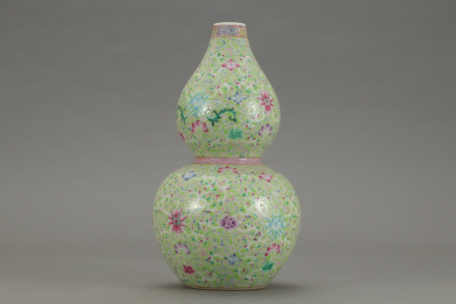 清代，“大清雍正年制”绿地粉彩缠枝花卉葫芦瓶