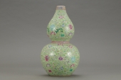 清代，“大清雍正年制”绿地粉彩缠枝花卉葫芦瓶