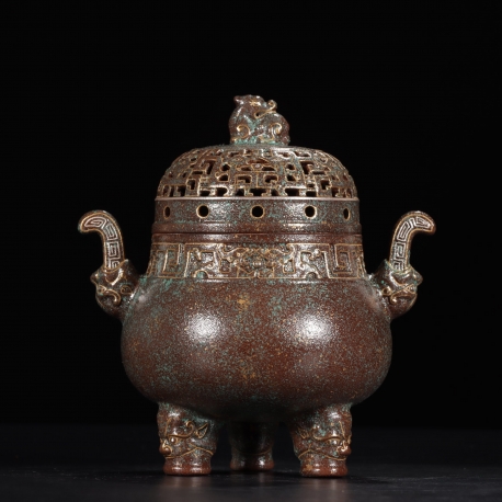 大清雍正年制款 古铜彩描金雕刻镂空三足双耳香炉。