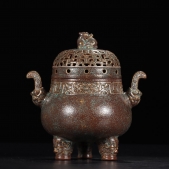 大清雍正年制款 古铜彩描金雕刻镂空三足双耳香炉。