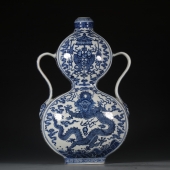 大清雍正年制款   青花龙纹双鱼如意耳葫芦扁瓶。