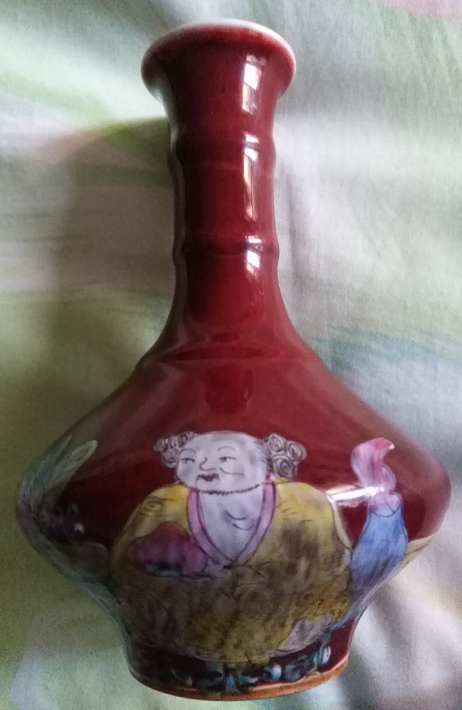 珊瑚红釉粉彩瓶