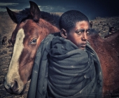 冈达埃塞俄比亚小男孩和他的马