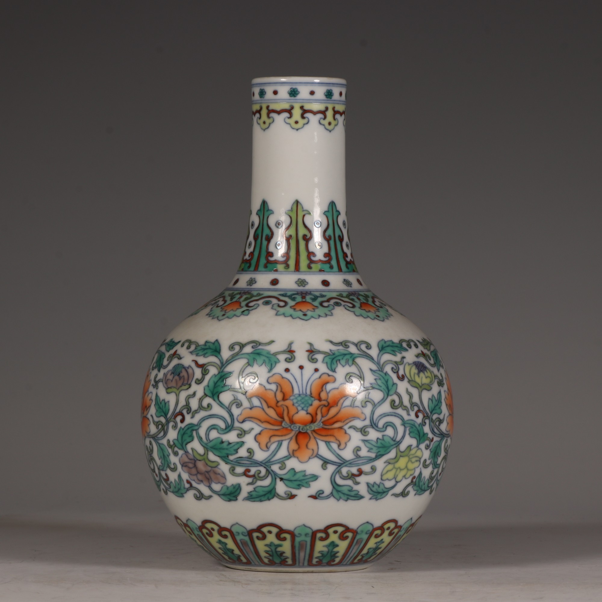 大清雍正年制款   斗彩花卉纹天球瓶。