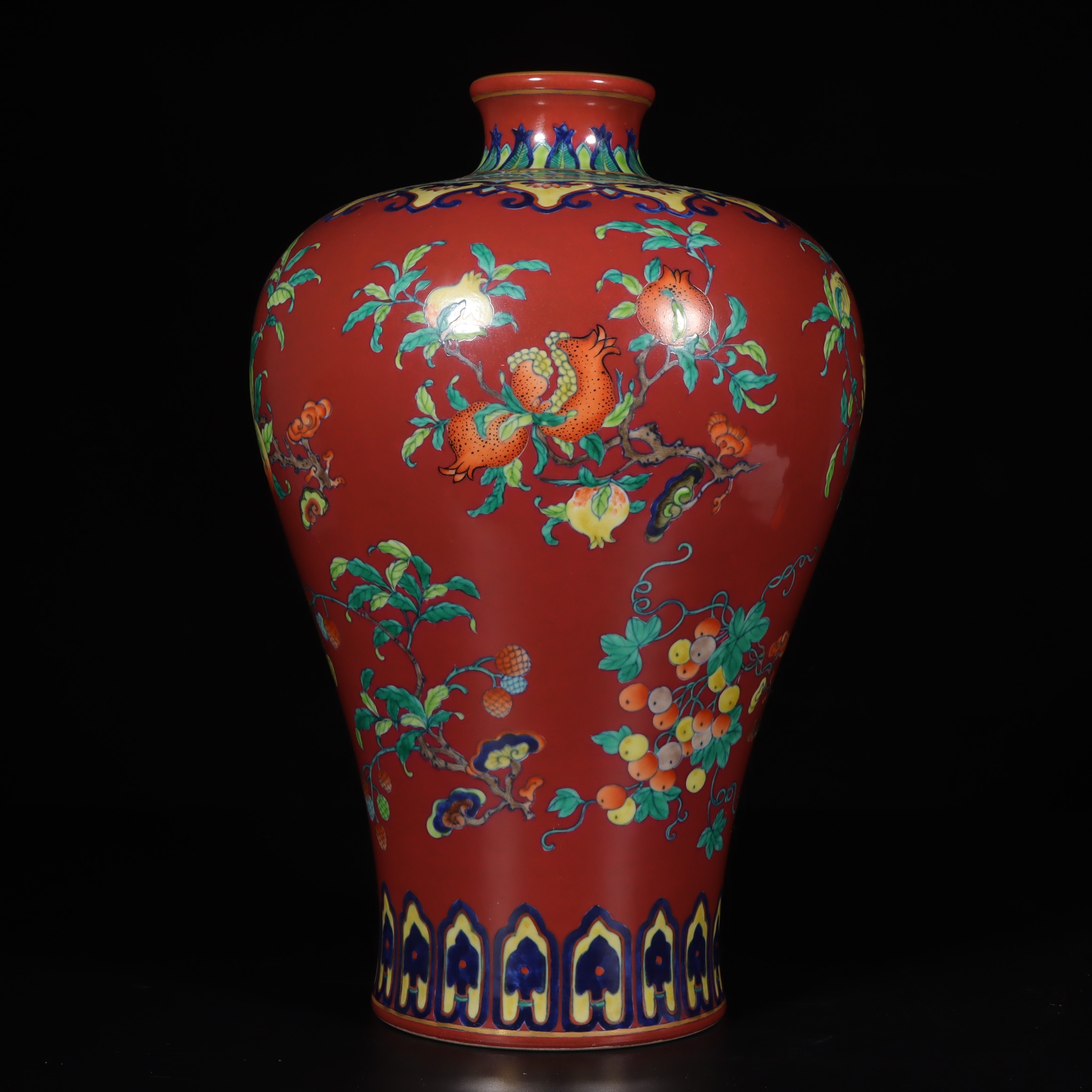 大清雍正年制款 胭脂红粉彩描金花果纹梅瓶。