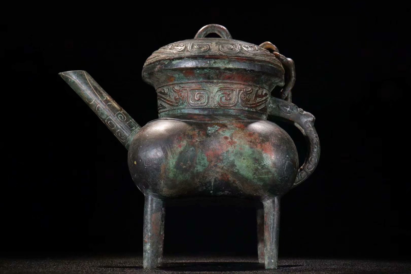 汉代 青铜器带铭纹饕餮纹圆四方盖壶