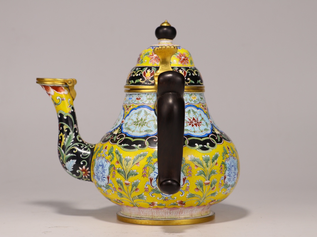 清代“雍正年制”款铜胎绘珐琅黄地花卉纹茶壶
