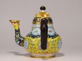 清代“雍正年制”款铜胎绘珐琅黄地花卉纹茶壶