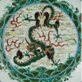  明崇禎7年（西元1634年）五彩海水龍紋盤「甲戌春孟趙府造用」款